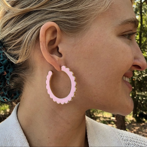 🍃Desideria Pink Scalloped Hoops!🌸 - Picture 5 of 6